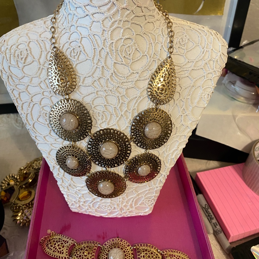 3 PC AVON GOLD STATEMENT NECKLACE, EARRINGS, BRACELET - Picture 3 of 5